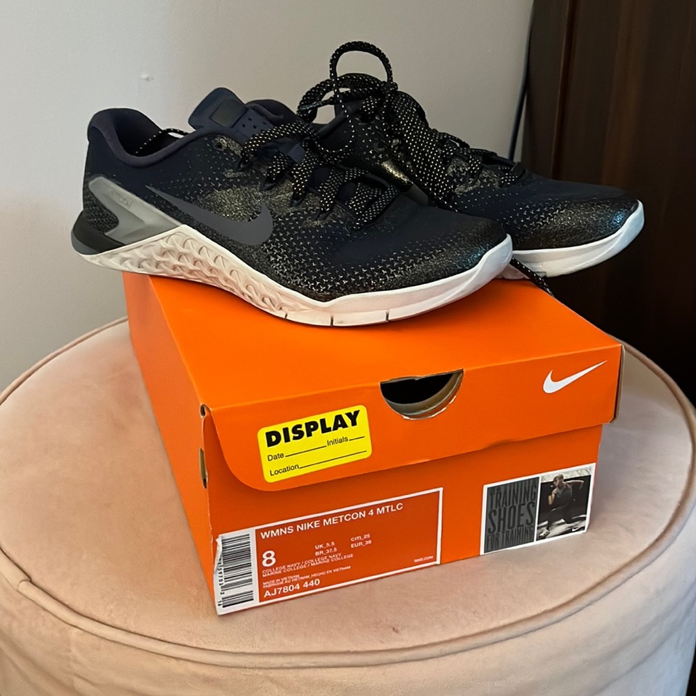 lightly worn nike metcon 4 mtlc